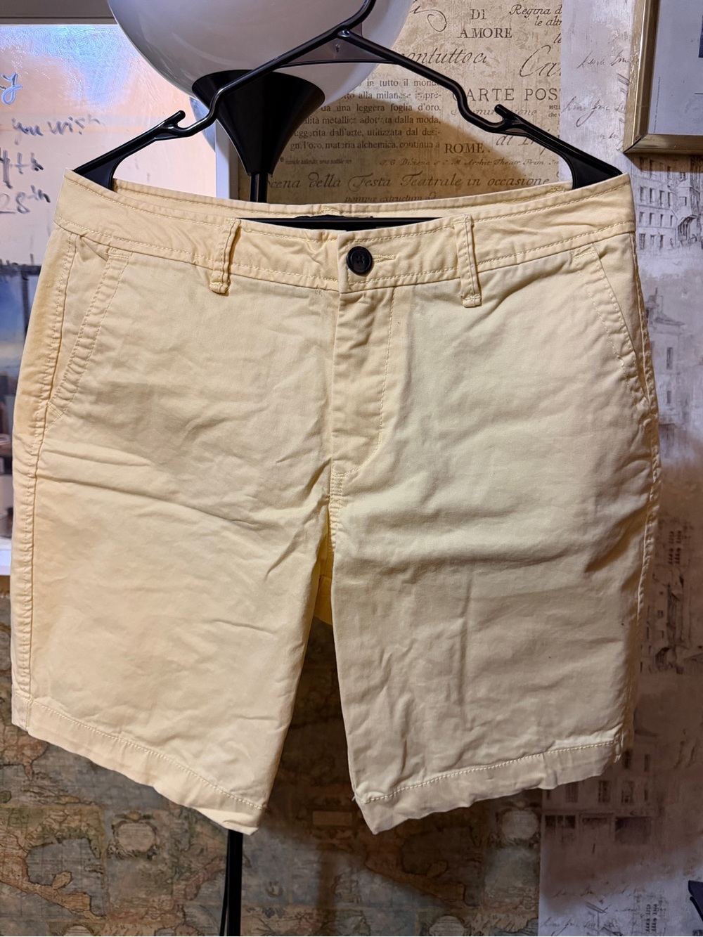 Aeropostale Men's Light Yellow Flat Front Shorts